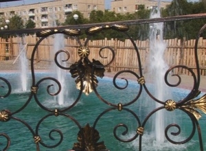 Недостроенный фонтан в новом сквере Саяногорска пострадал от рук вандалов