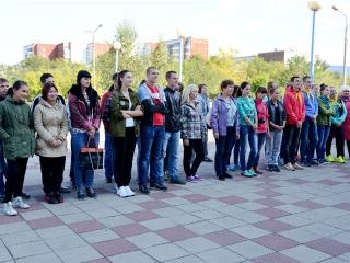 Саяногорские школьники накануне Дня Енисея почистили его прибрежную зону