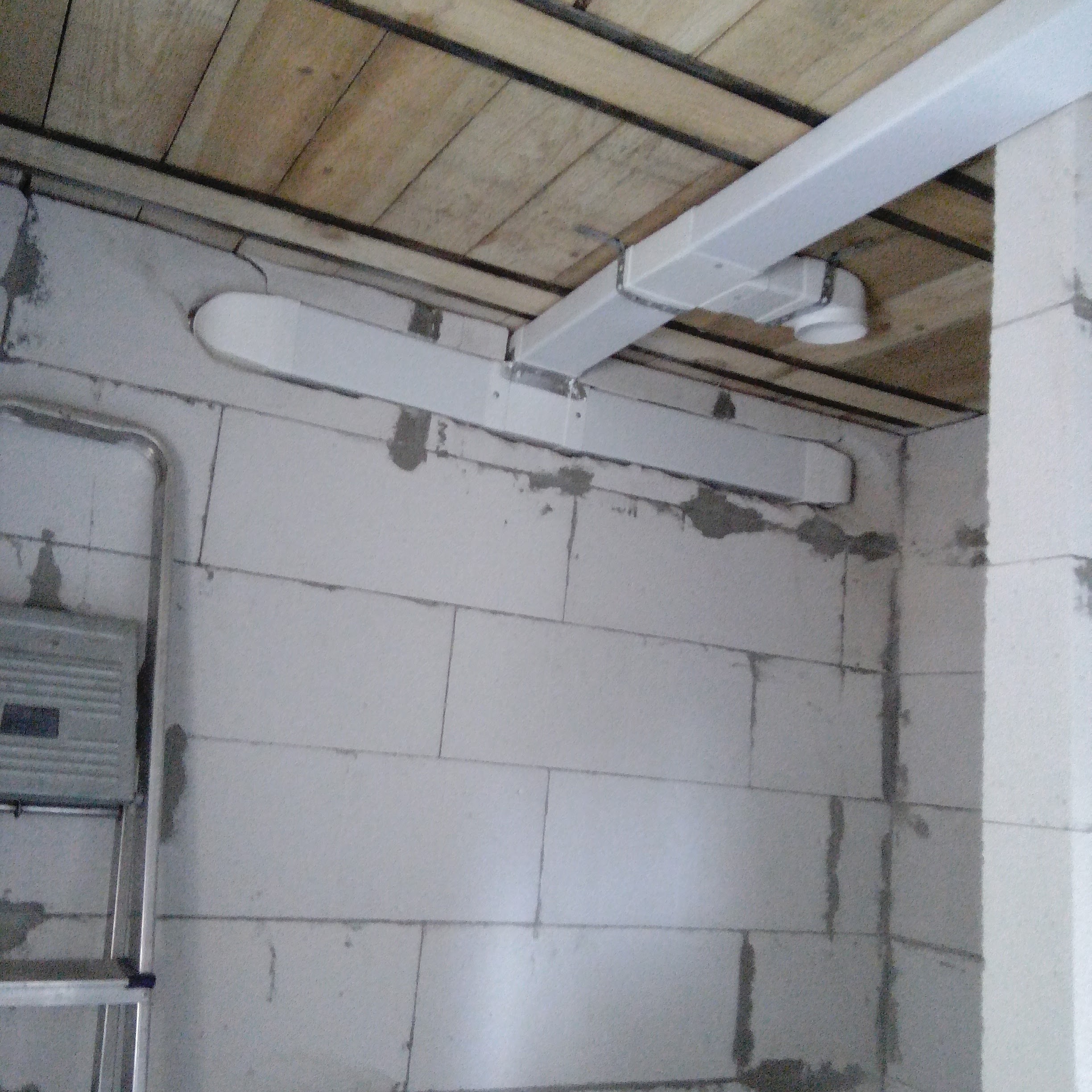 Вентиляция в стене ванной. Вытяжная вентиляционная система в1. Вентиляционный короб. Воздуховод для вытяжки в частном доме. Вентиляционный короб в частном доме.