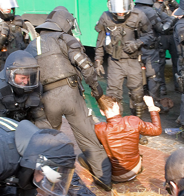Саяногорск Инфо - police-brutality.jpeg, Скачано: 32