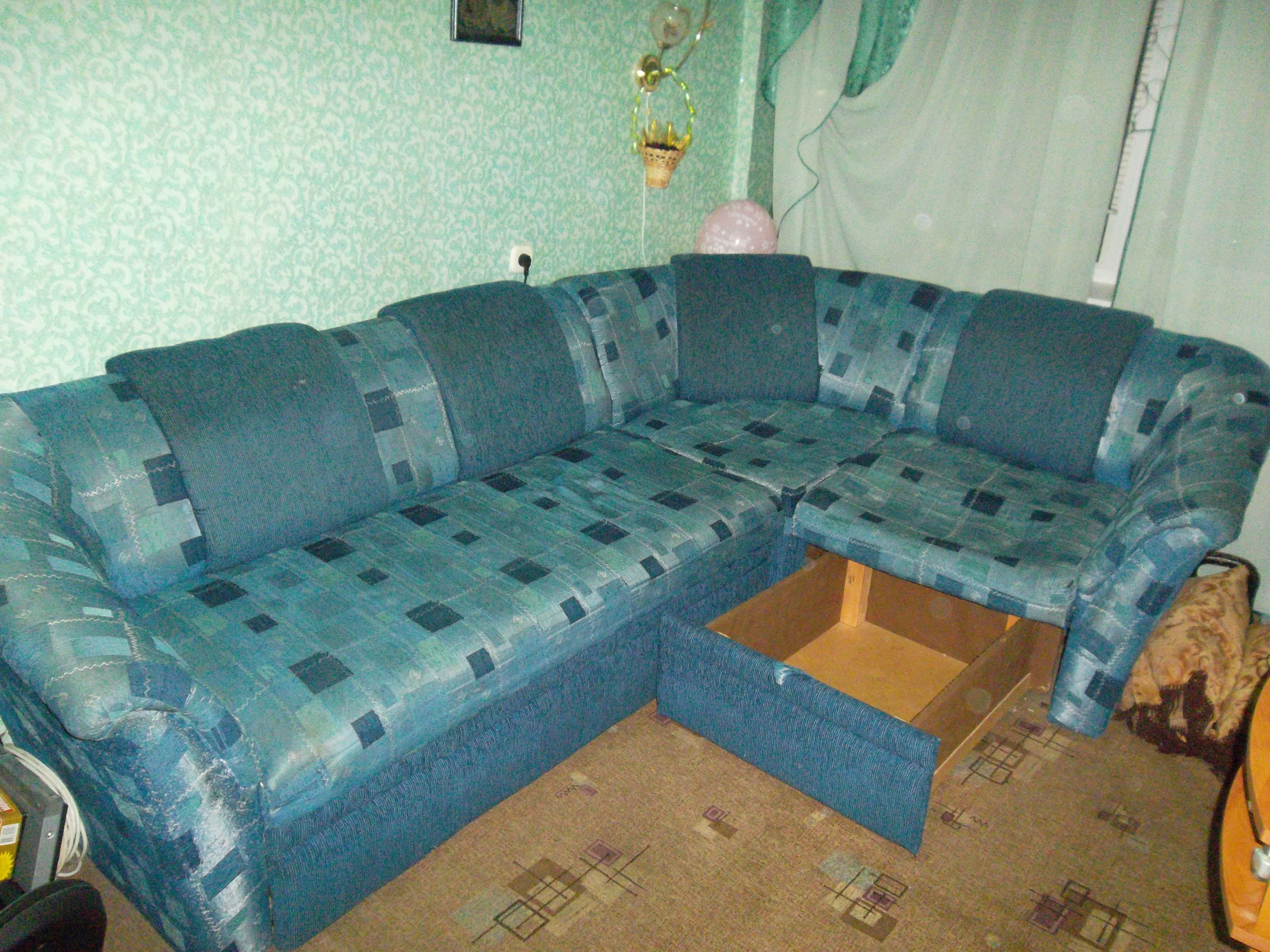 Сайт авито бу. Угловой диван старый. Угловой диван б/у. Мебель даром. Бэушную мебель.