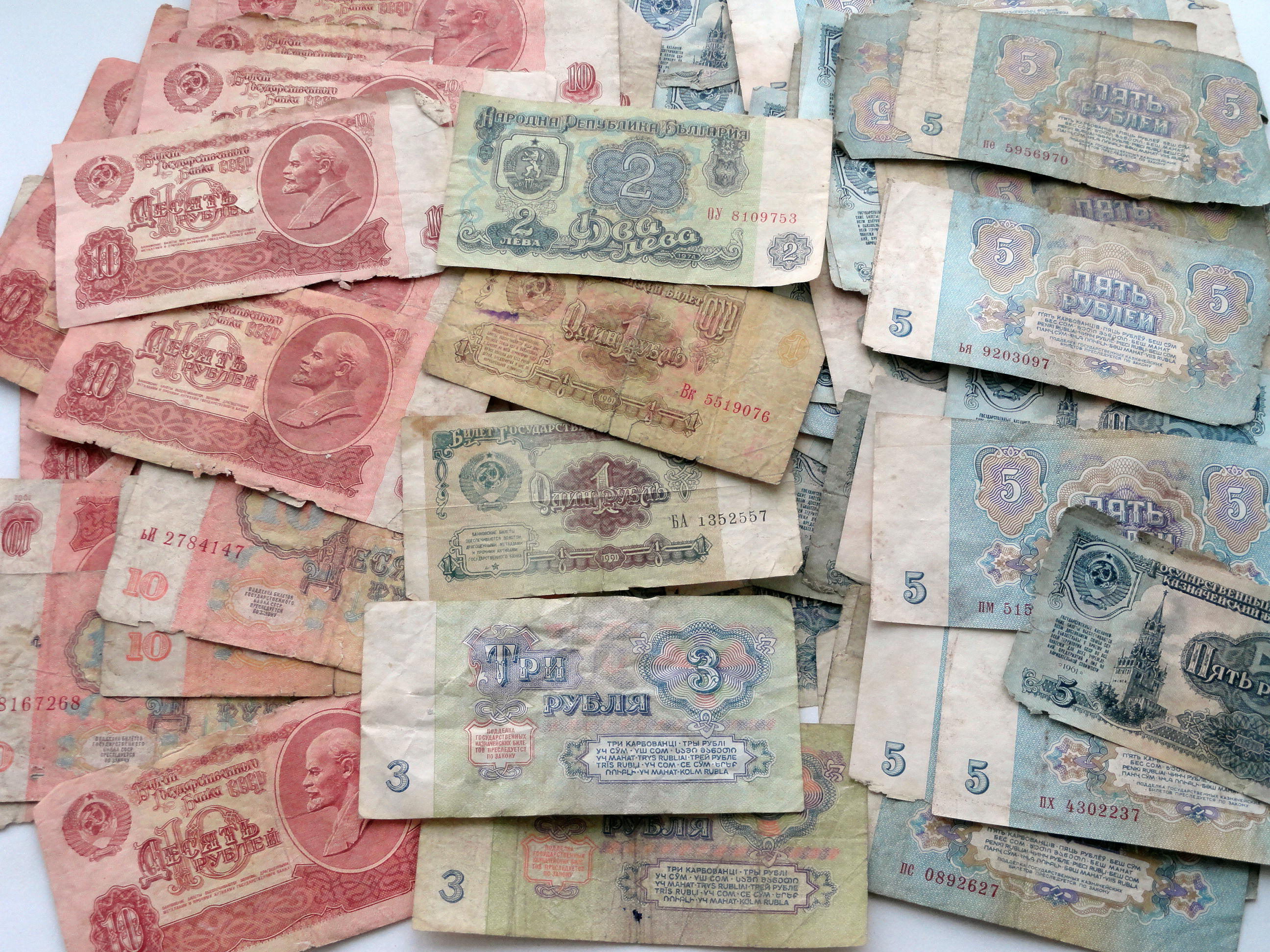 Бумажные купюры продать. Советские деньги. Старые советские купюры. Старые российские деньги. Старинные бумажные деньги.