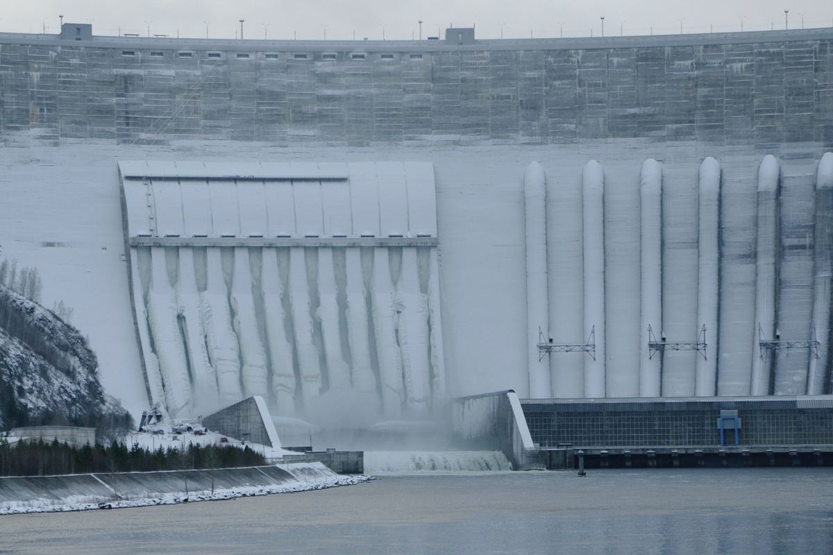 Саяно шушенская сброс воды. Обледенение Саяно-Шушенской ГЭС. Демонтаж дамбы. Обледенение на Саяно Шушенской. Гле на зиму разбирают плотину на Москве-реке.