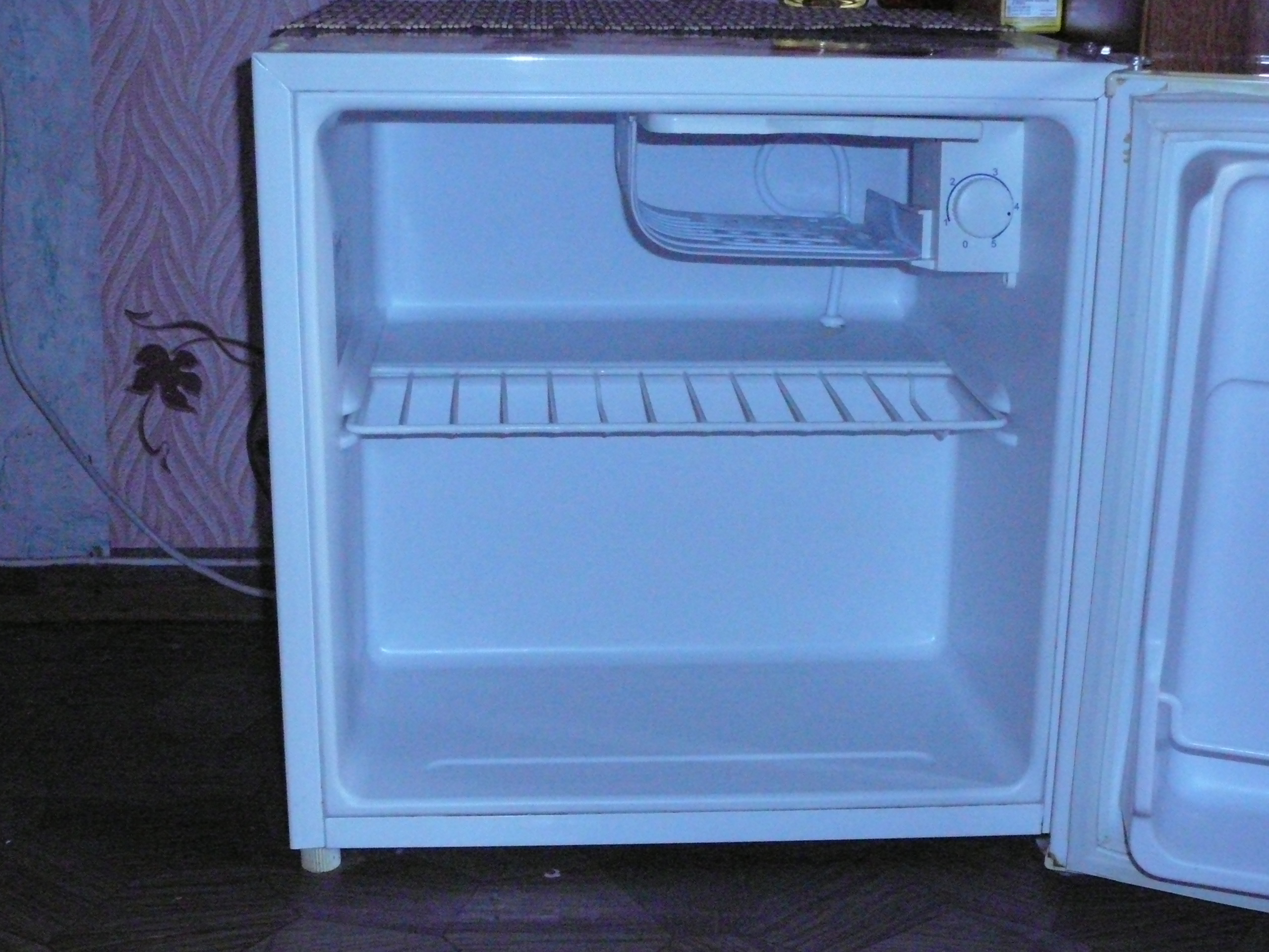 Куплю холодильник б у спб. Мини холодильник веко МВС 51. Мини - бушный холодильник.. Бэушный холодильник маленький. Бэушный мини холодильник.