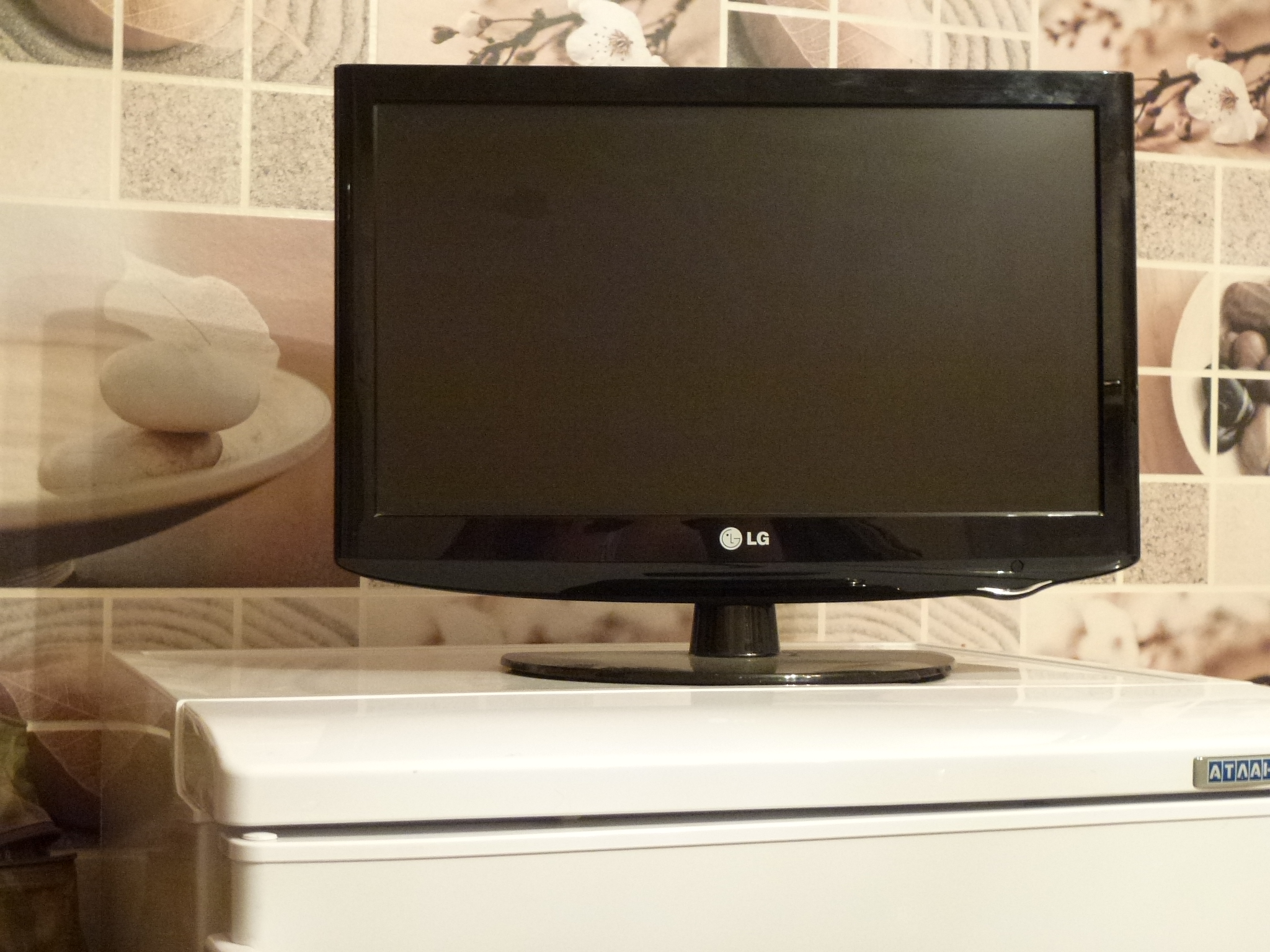 Авито куплю телевизор новый. Маленький телевизор. Маленький плазменный телевизор. Телевизор LG маленький. Телевизор маленький плоский.