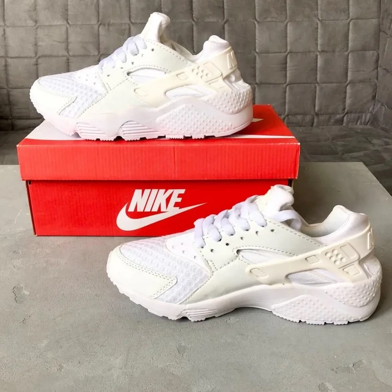 Саяногорск Инфо - Что делать если белые кроссовки пожелтели? - sneakers.jpg