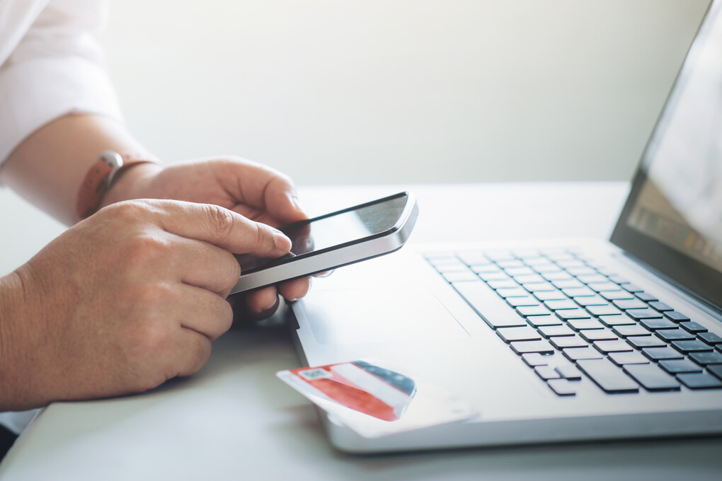 Саяногорск Инфо - Как узнать свою кредитную историю? - business-online-shopping-concept-people-shopping-pay-by-credeit-card.jpg