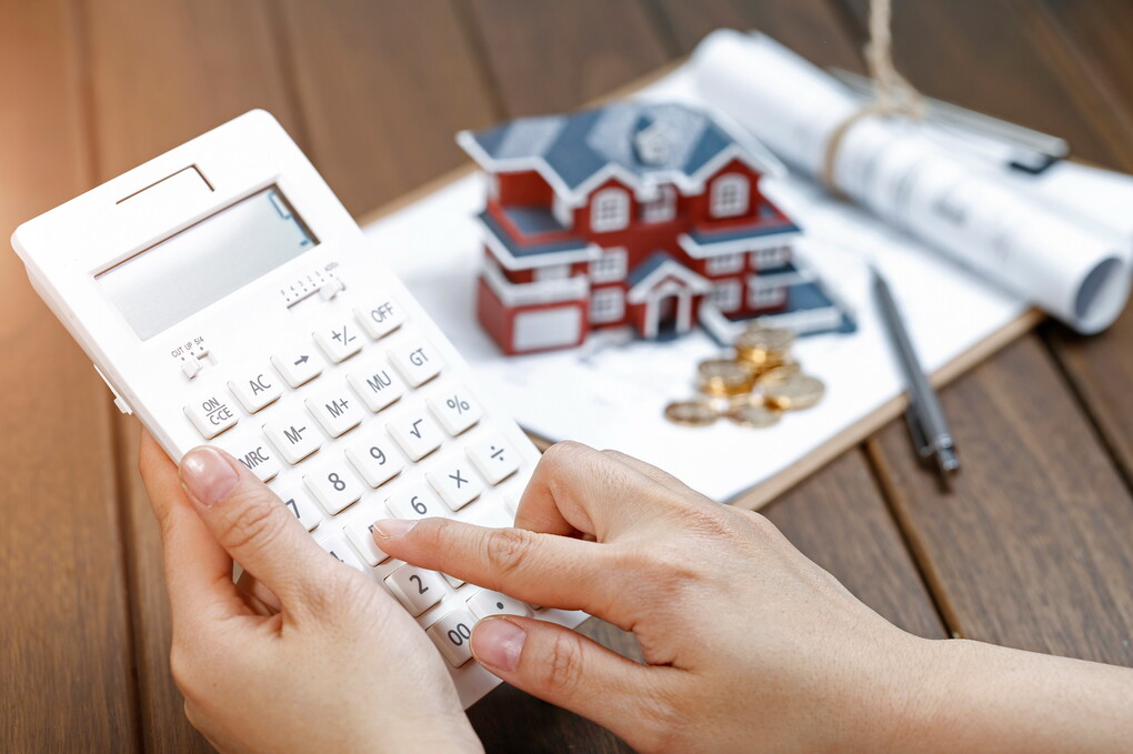 Саяногорск Инфо - Где взять справку о кредитной истории - female-hand-operating-calculator-front-villa-house-model.jpg