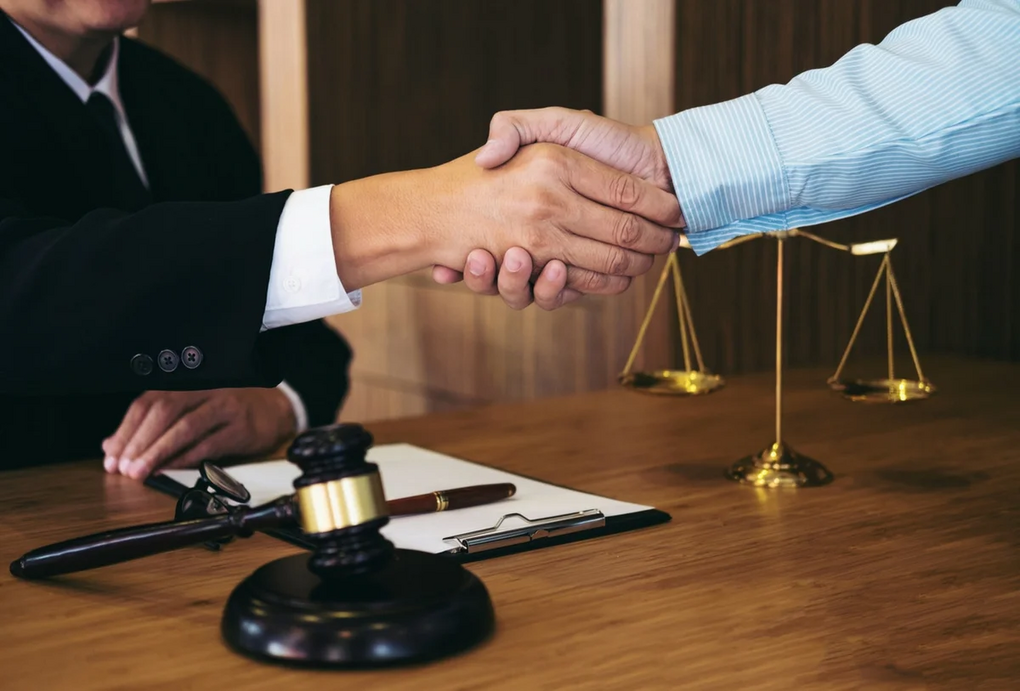Саяногорск Инфо - Для чего нужна консультация юриста? - lawyer.png