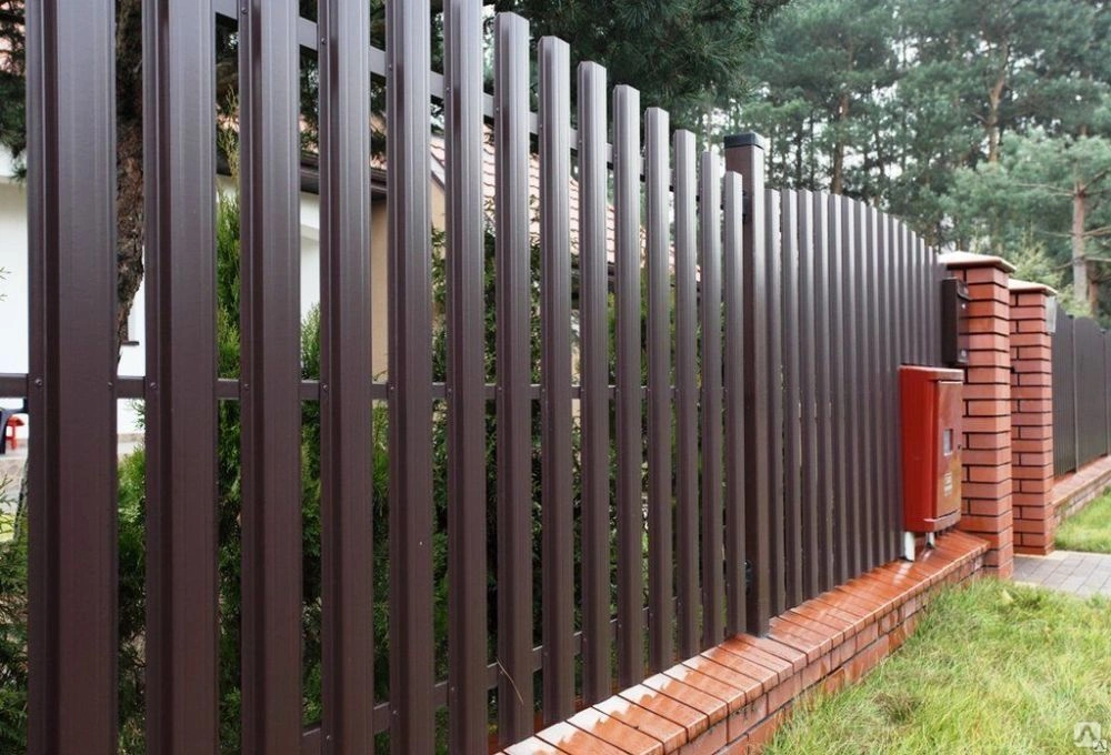 Саяногорск Инфо - Купить забор из металлического штакетника в «Алмиэр» - fence.png