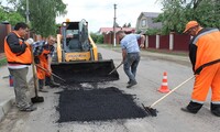 В Черногорске латают дорожные ямы и рисуют переходы
