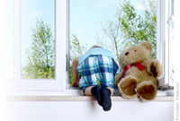 В Саяногорске горе-мамаша оставила дома 3-летнего сына одного