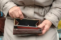 В Саяногорске пенсионерка с носком под сердцем лишилась 181 тысячи рублей