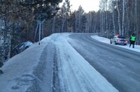 В Хакасии женщина на иномарке улетела с трассы в кювет и врезалась в дерево