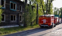 Легковой автомобиль и расселенный барак тушили в Абакане