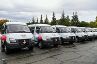 Многодетные семьи Хакасии получили из рук Валентина Коновалова ключи от микроавтобусов