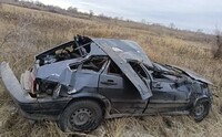 На трассе Абакан - Саяногорск отечественный автомобиль при обгоне вылетел с дороги и перевернулся
