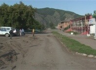 В поселке Майна ремонтируют главную улицу и библионеку