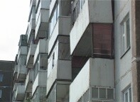 В Саяногорске парень и девушка выпали из окна