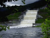 Береговой водосброс СШГЭС приступил к пропуску паводковых вод