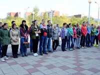 Саяногорские школьники накануне Дня Енисея почистили его прибрежную зону