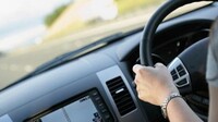 В Абакане женщина за рулем иномарки врезалась в дерево и в электроопору