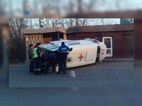Пьяная женщина врезалась в скорую помощь, пациентка неотложки погибла на месте