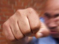 Полицейский Хакасии получил кулаком по лицу от задержанного