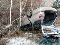 В Саяногорске автомобиль упал со скалы