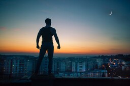 В Саяногорске ревнивец чуть не упал с крыши пятиэтажного дома