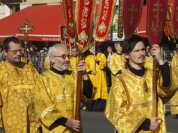 Суд разрешил РПЦ отдать половину долга молитвами