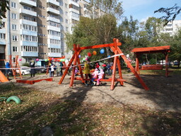 В одном из дворов Саяногорска появились «Крылатые качели»