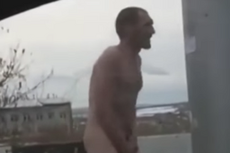 Видео: В Иркутске девушка выгнала голого любовника на мороз