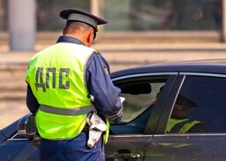 По размещенной в соцсетях видеозаписи госавтоинспекторы Хакасии привлекли к ответственности водителя-нарушителя