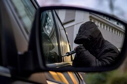 Жителей Саяногорска осудят за хищение дорогостоящих авто