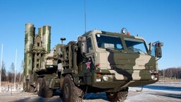 "Алмаз-Антей" переводит ЗРК С-400 на отечественную колесную базу