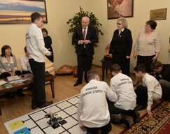 Абаканские школьники презентовали Главе Хакасии первую роботизированную ферму