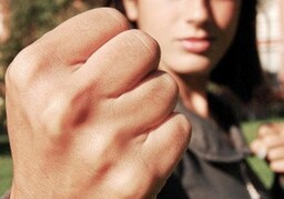 Нетрезвая жительница Саяногорска избила и ограбила мужчину