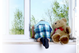 В Саяногорске горе-мамаша оставила дома 3-летнего сына одного