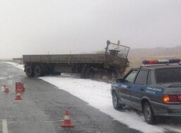 На трассе Абакан - Саяногорск легковушка вылетела на встречку и врезалась в КаМАЗ