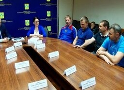 Глава Саяногорска встретился с хоккеистами, вернувшимися с игр ночной лиги