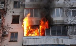 Саяногорские пожарные спасли мужчину из горящей квартиры