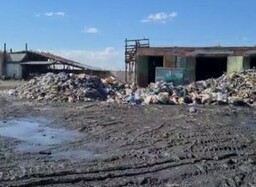 Прокуратуре Саяногорска снова приходится воевать с мусором на Индустриальной 59