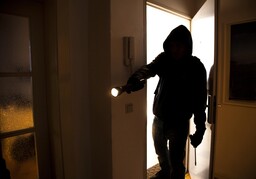 Житель Саяногорска украл деньги из торгового павильона