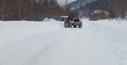 В Хакасии дорожники подсыпают трассы и очищают их от снега