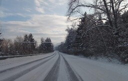 Дорожники производят очистку тротуаров и автодороги в районе поселка Майна