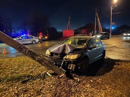В Абакане иномарка с двумя детьми врезалась в электроопору