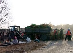 КБО убирает мусор с Новоенисейского кладбища