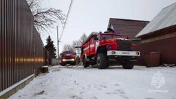 В Саяногорске спасли двух человек из задымленного дома