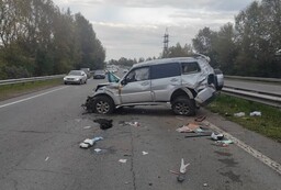 В Абакане водитель иномарки не справился с управлением и врезался в металлическое ограждение